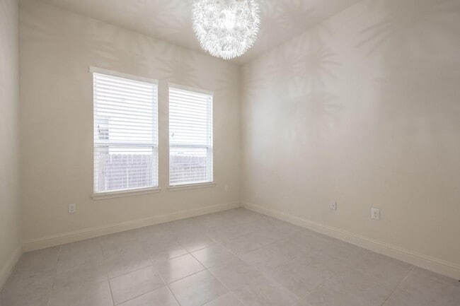 Building Photo - 14928 Iveans Way