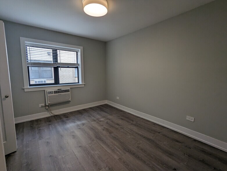Building Photo - 456 W Barry Ave