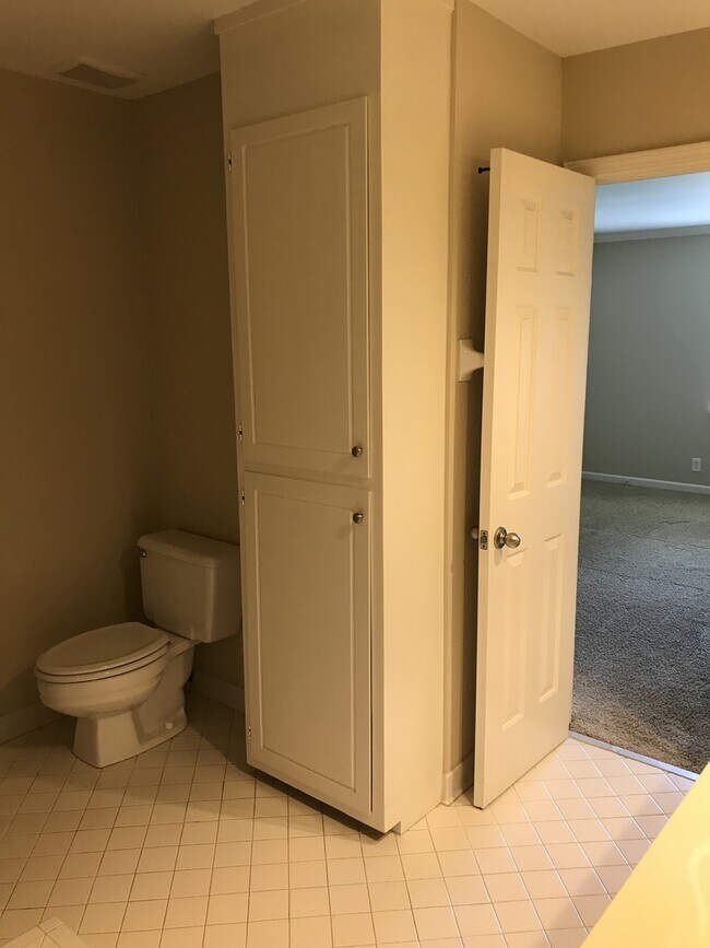 Building Photo - Bellevue Townhome 4 bedrooms 3 full baths