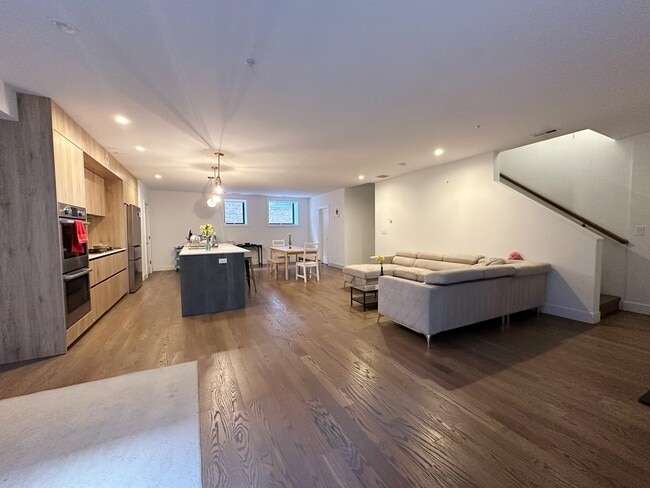 Building Photo - 4840 S Dorchester Ave