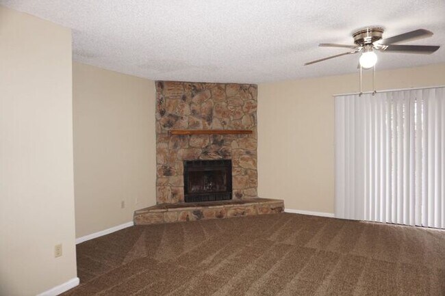 Building Photo - 2 Bedroom 2.5 Bath Townhome located in Arl...