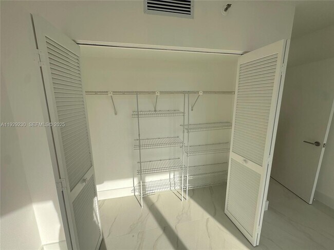 Building Photo - 6797 Willow Wood Dr