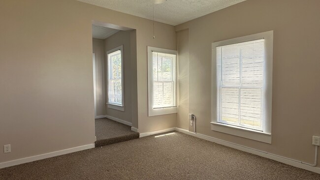 Building Photo - Great downtown location just 1-1/2 blocks off Centre St.!