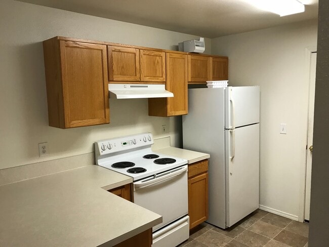 Building Photo - 1 car garage with 2 bedroom and 1.5 bathrooms, this townhome will not last long