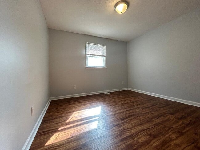 Building Photo - Spacious 3 bed Town Home!