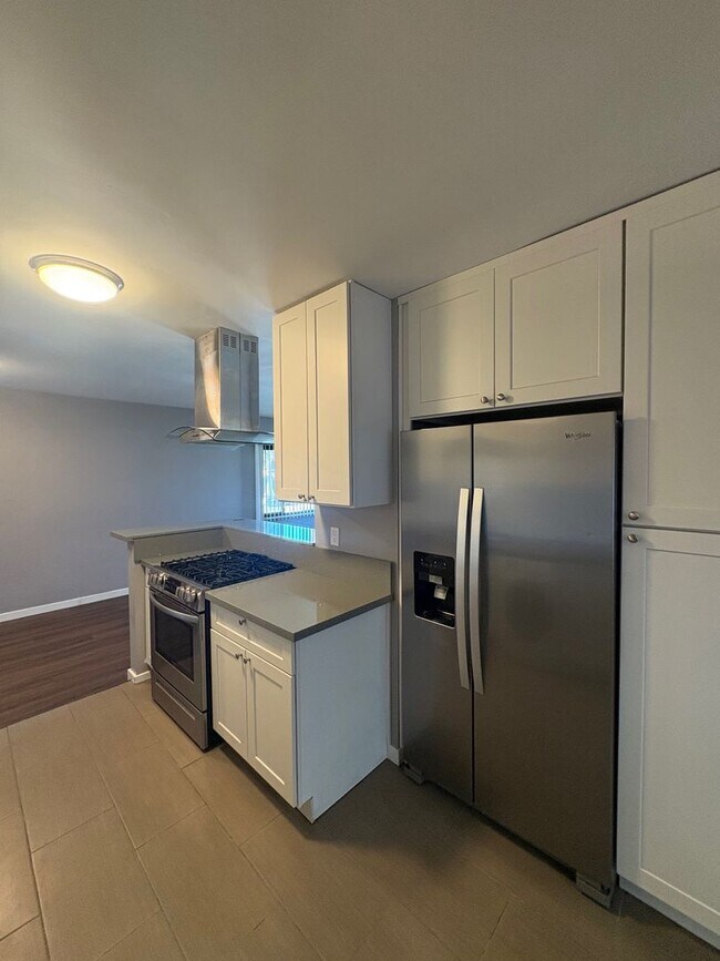 Building Photo - Charming 1 Bed / 1 Bath in Historic Bluff Park - Upper-Level End Unit Just One Block from the Beach!