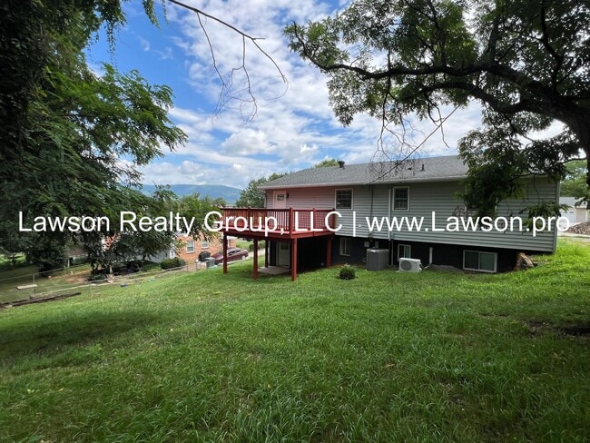 Building Photo - Five Bedroom, Updated Split Level in South...