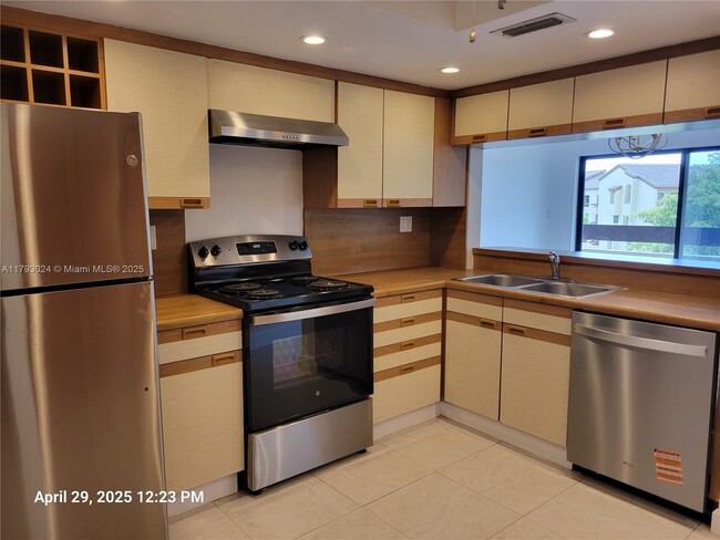Building Photo - 8860 SW 123rd Ct