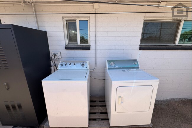 Building Photo - 1320 N 48th Pl