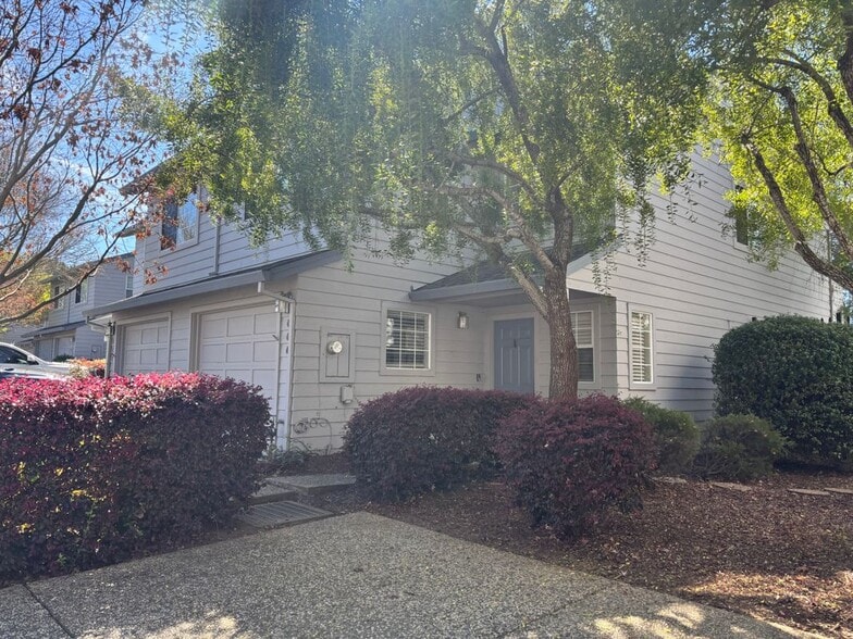 Building Photo - 444 Racquet Landing