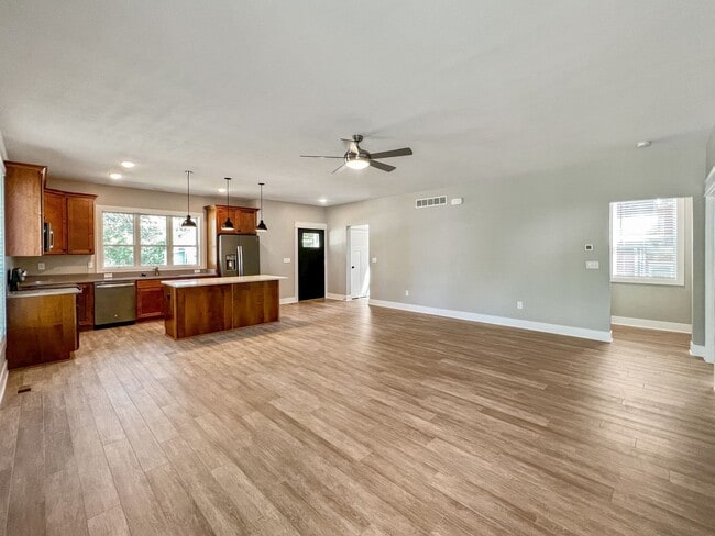 Building Photo - Newly Built 6 Bedroom and 6 Bathroom House!