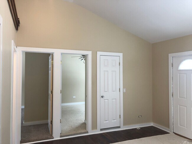 Building Photo - Cute 2 Bedroom in Wonder Lake! Large Fenced Yard!
