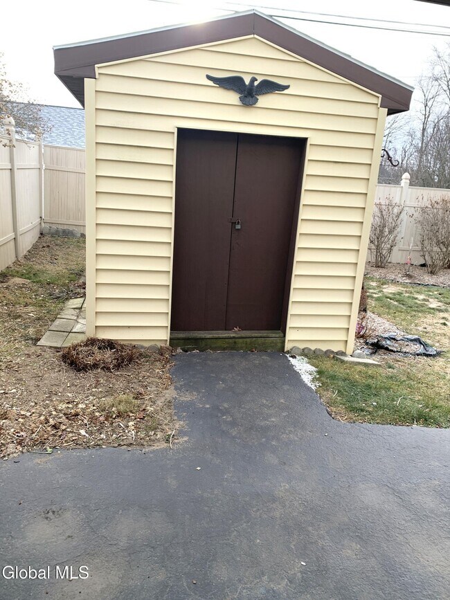 Building Photo - 15 Grounds Pl