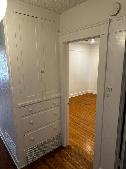 Building Photo - 4475 Larchwood Pl