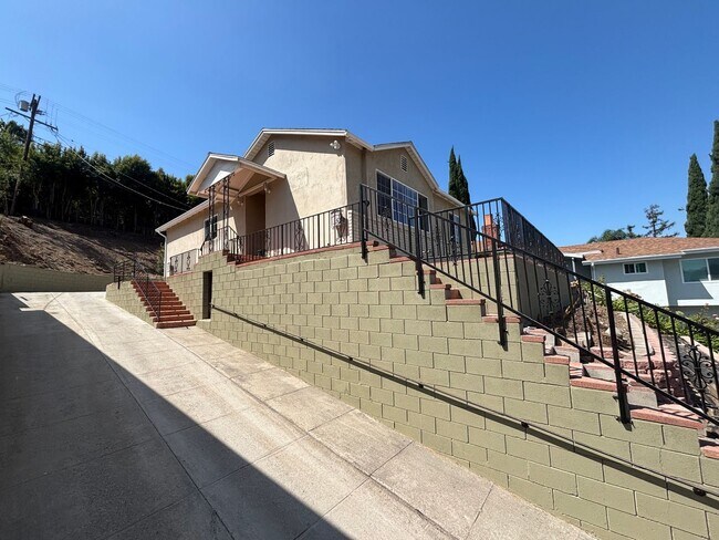 Building Photo - Beautiful 3-Bedroom Single-Story Home in Los Angeles!
