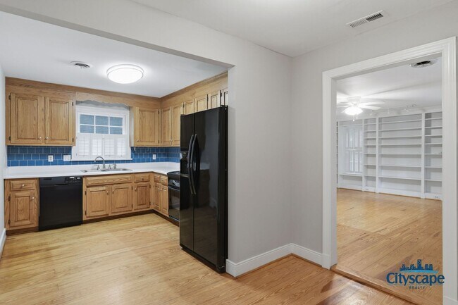 Building Photo - Charming Farmhouse-style Home Adjacent to Huguenot Park!