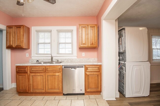 Building Photo - 1148 Baker Ave