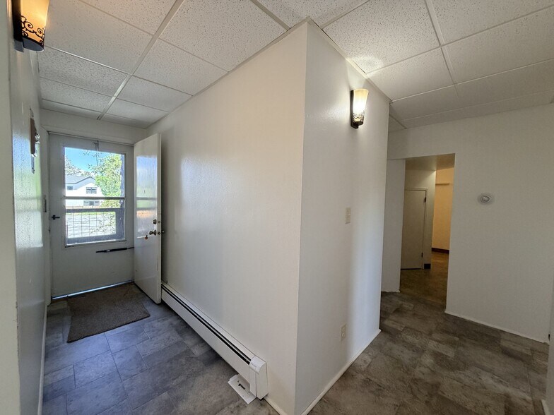 Building Photo - 1011 River Dr