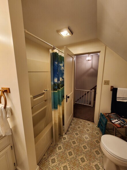 Full bath - 11 McKinley St