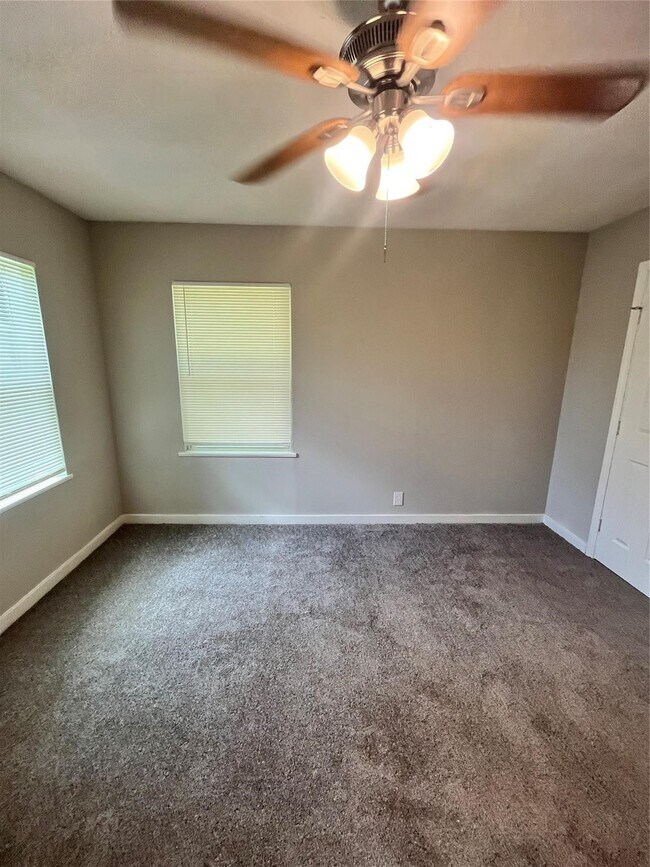 Building Photo - 1001 Mac Dr