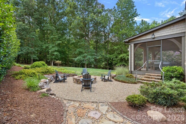 Building Photo - 3813 Lakeside Dr