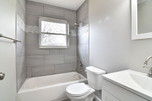 Building Photo - House in Hillview for rent