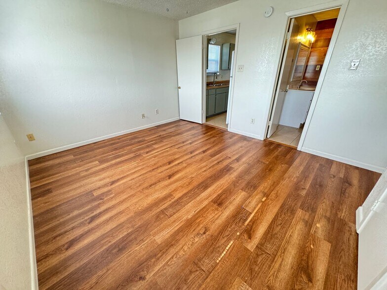 Building Photo - 2515 Bermuda Dr