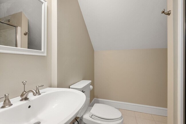 Building Photo - 11 Bobolink Rd