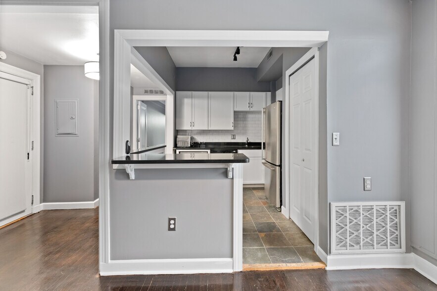 Building Photo - 2900 E Jefferson Ave