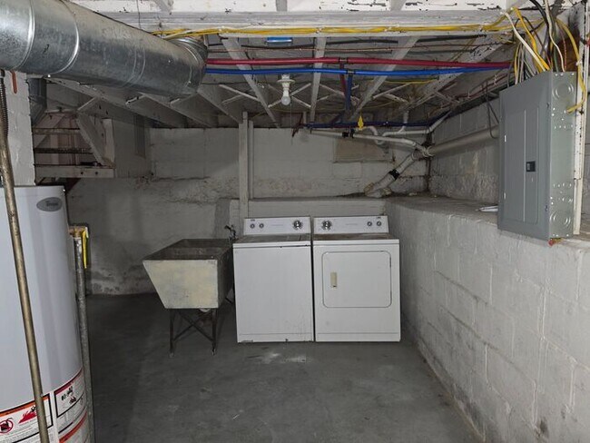 Building Photo - Three Bedroom Single Family home