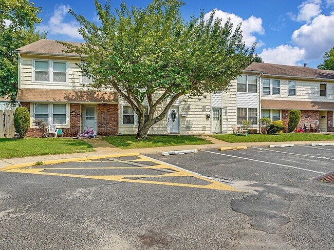 Building Photo - "Charming 3-Bed, 2- in Lakewood -