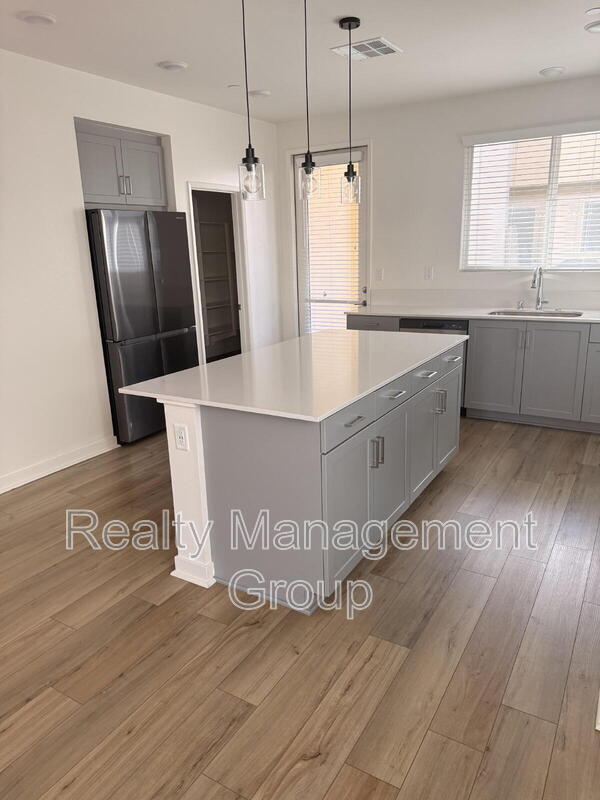 Building Photo - 5480 Shorefront Dr