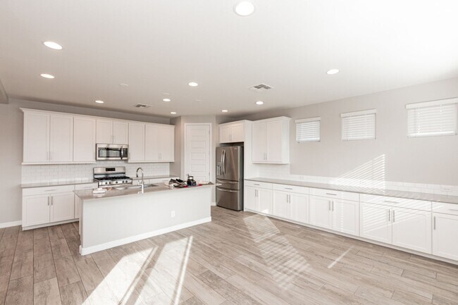 Building Photo - Home in Gated Community! Western Enclave! ...