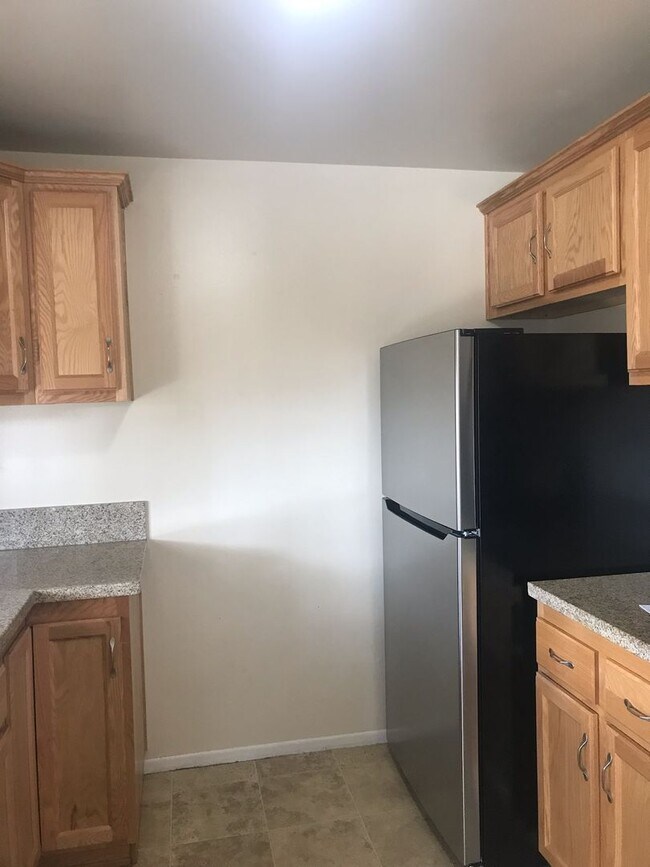 Building Photo - Unbeatable Charm in Camarillo's Colony