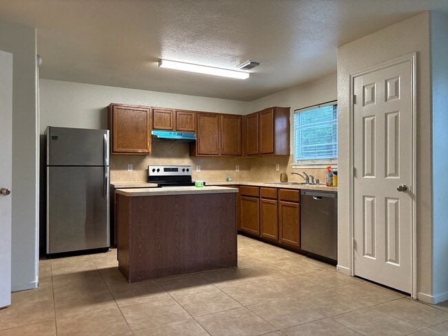 Building Photo - 3114 Junction Dr