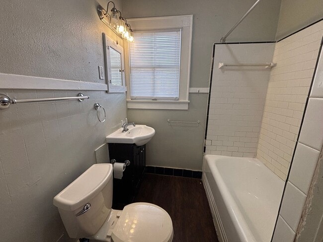 Building Photo - Cozy 2 bedroom 1 bath duplex