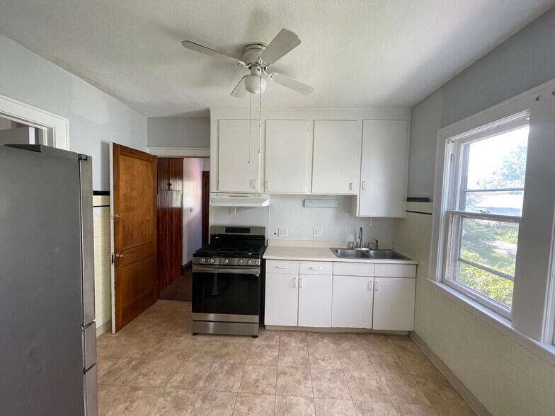 Kitchen - 2654 E 130th St