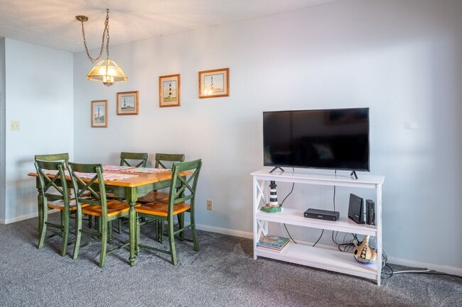 Building Photo - COZY AND QUAINT FURNISHED OFF-SEASON WINTER GETAWAY