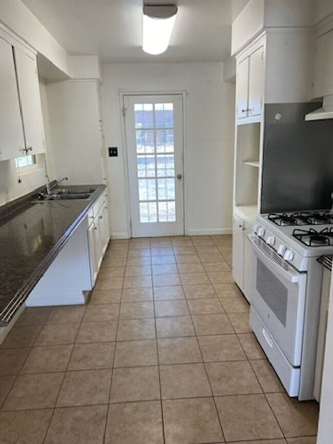 Building Photo - 2 Bedroom Bakersfield Beauty!