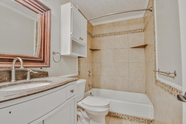 Building Photo - Spacious and Gorgeous 3/2 in Northwest Lub...