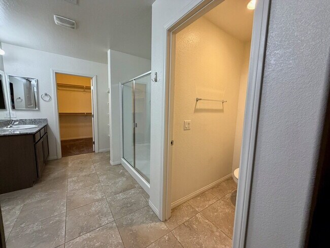 Building Photo - Beautiful 2260sqft 3bed 2.5bath with tile downstairs, carpet in Den & Living Room