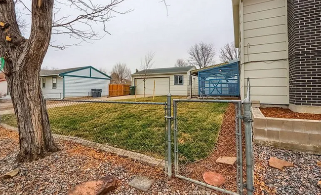Building Photo - Charming & Spacious 5-Bedroom Home! Detach...