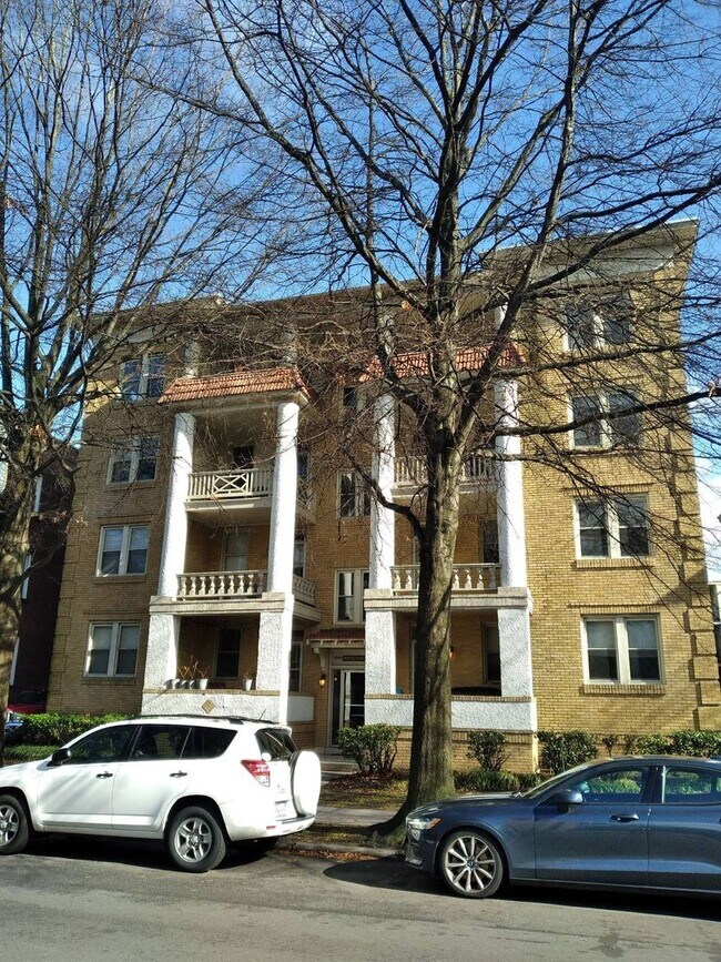 Building Photo - Ravenwood