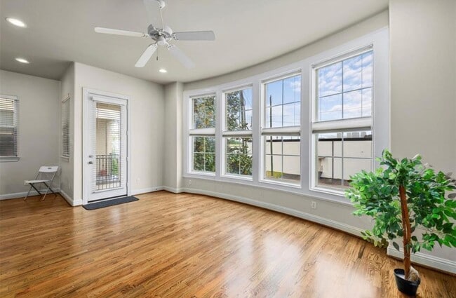 Building Photo - 1215 Roberts St