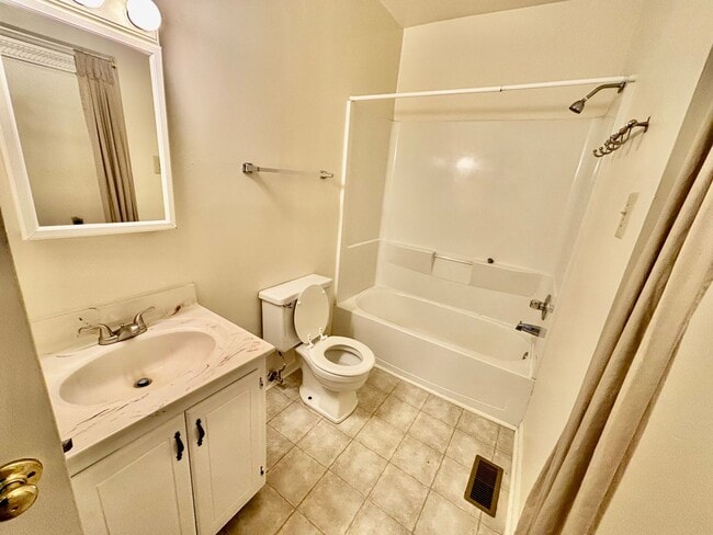 Building Photo - 2 Bedroom Duplex within walking distance o...
