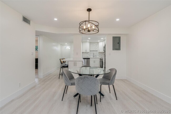 Building Photo - 411 S Hollybrook Dr