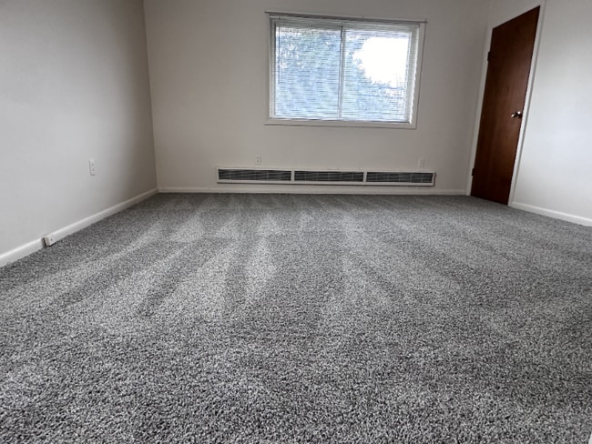 Building Photo - 33 Grandview Dr