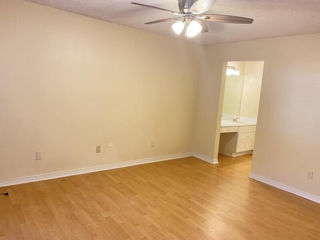 Building Photo - 64 Summer Oaks Dr