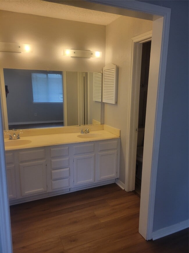Building Photo - 3046 Mosby Dr