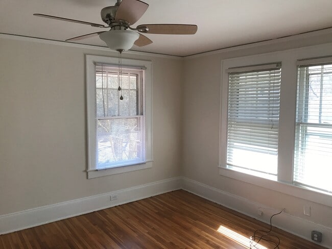 Building Photo - Cute 2 Bedroom Duplex in Plaza Midwood!